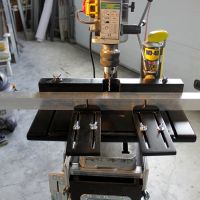 Rail de guidage pour perceuse colonne avec flycase